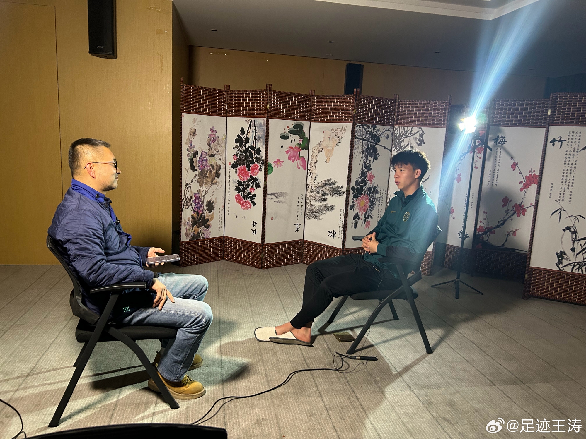 記者：王鈺棟視韋世豪為偶像&想加他微信，現(xiàn)進了國足不知加到?jīng)]