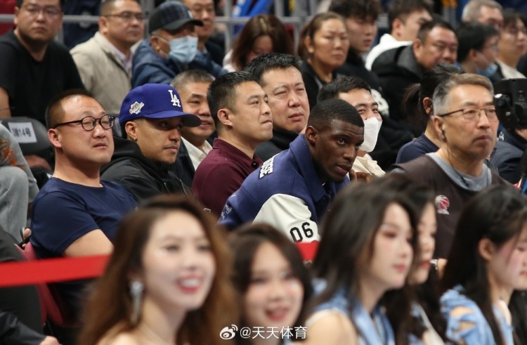 真籃球迷！國安外援法比奧攜玉昆外援科斯塔來到五棵松觀戰(zhàn)CBA