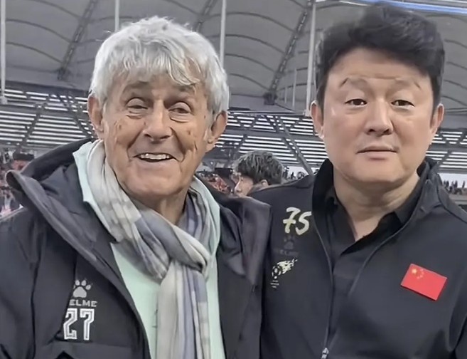 有點(diǎn)像？米盧差點(diǎn)將青島籍演員張磊誤認(rèn)為是孫繼海