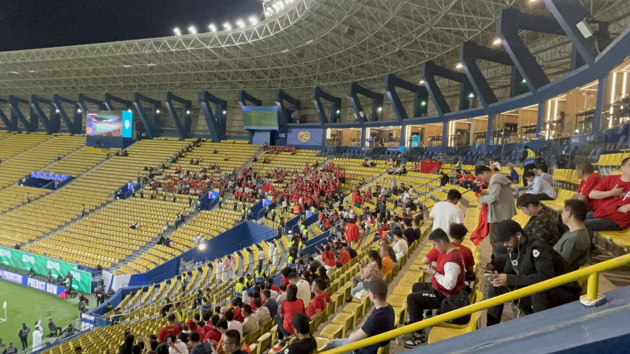 球票已售罄！中國球迷已經(jīng)入場，坐在球場上層沙特球迷區(qū)上方