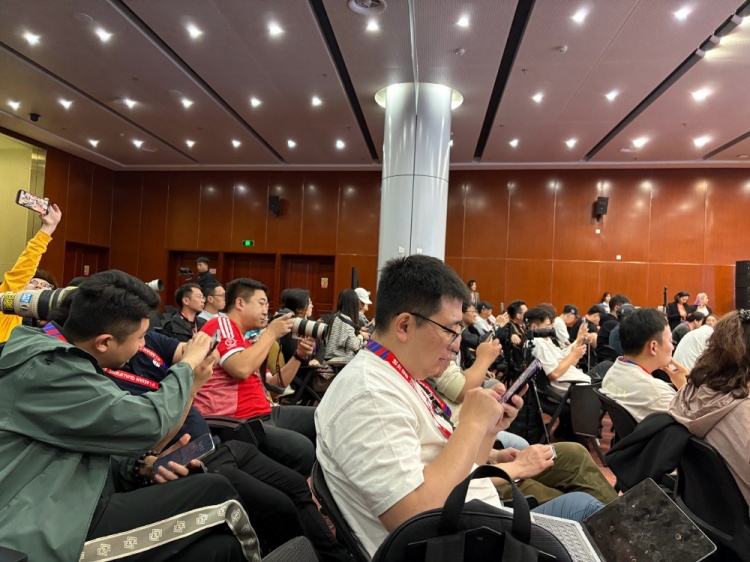 萬(wàn)眾矚目！記者擠滿(mǎn)國(guó)足賽前新聞發(fā)布廳，賽場(chǎng)記者預(yù)計(jì)超300人