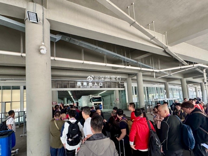 盛況空前！記者曬照：距離中澳之戰(zhàn)還有三小時(shí)，現(xiàn)場(chǎng)記者已超百名